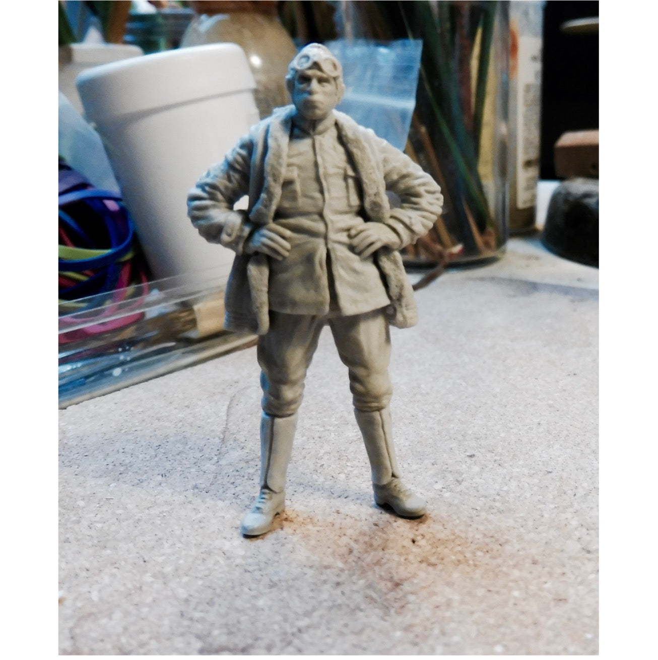 1/32 - German Pilot Standing - Hands on Hips